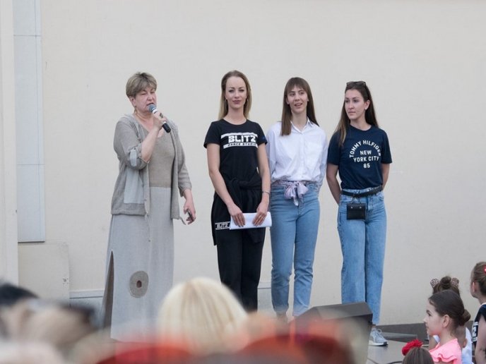 Як у центрі Ужгорода сьогодні танцювали – 09 Як у центрі Ужгорода сьогодні танцювали – 09