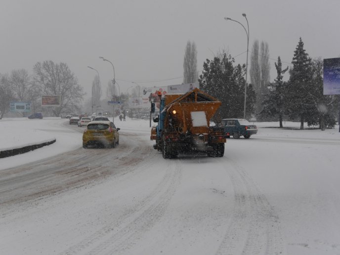 Ужгородські комунальники активно підсипають засніжені дороги протиожеледною сумішшю – 01