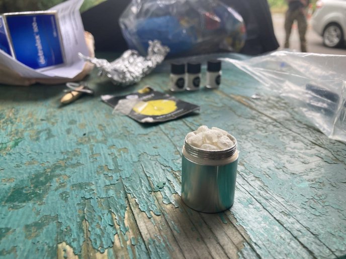 Сховав у авто та сумці з-під ноутбука: що виявили у громадянина Угорщини на одному з КПП – 02