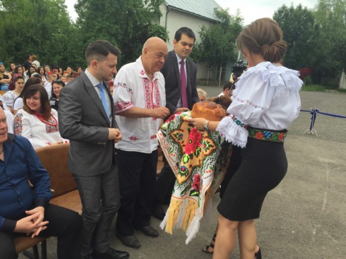 На Рахівщині в румунськомовній школі відкрили бюст видатному поету Міхаю Емінеску – 02