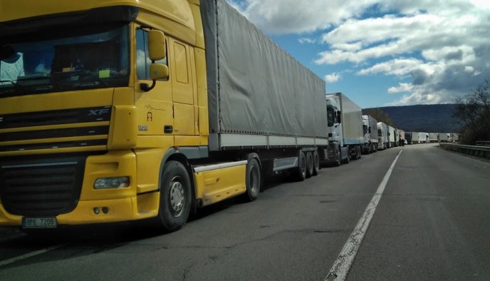 Сотні вантажівок вишикувались у черзі до КПП "Ужгород" – 01 Сотні вантажівок вишикувались у черзі до КПП "Ужгород" – 01