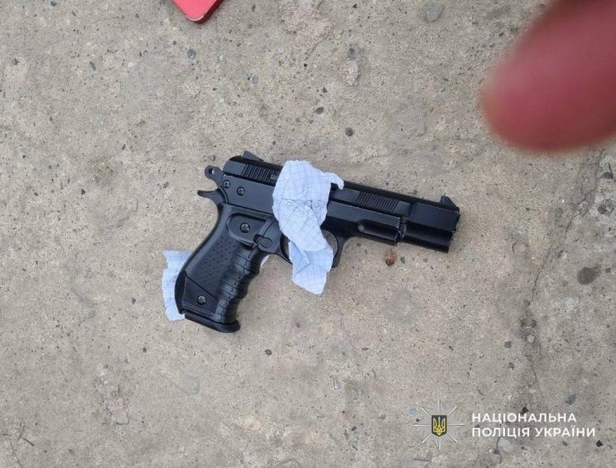 На Закарпатті учень під час уроку дістав пістолет і вистрілив в однокласника – 04