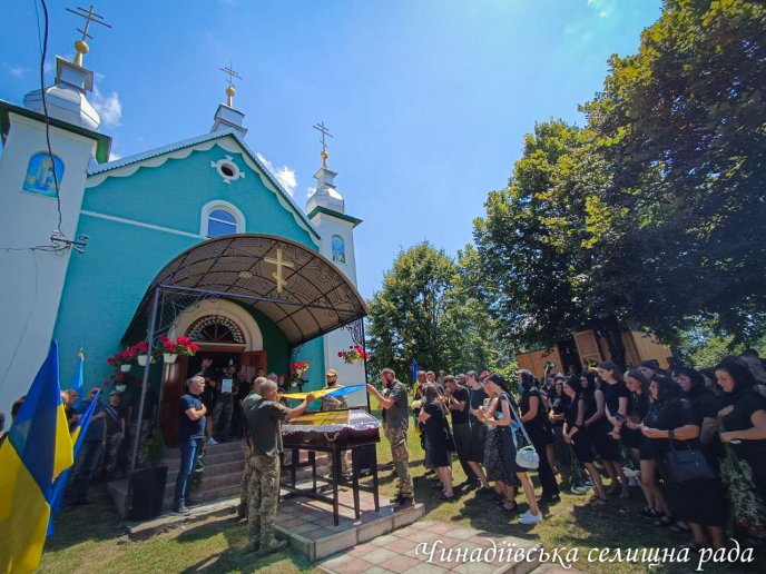 У Чинадіївській громаді поховали молодого воїна, який загинув на війні – 11