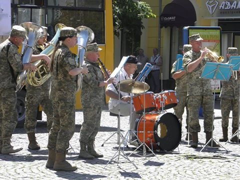 У центрі Мукачева військові 128-ої бригади розповідали про службу в Збройних Силах України – 02 У центрі Мукачева військові 128-ої бригади розповідали про службу в Збройних Силах України – 02