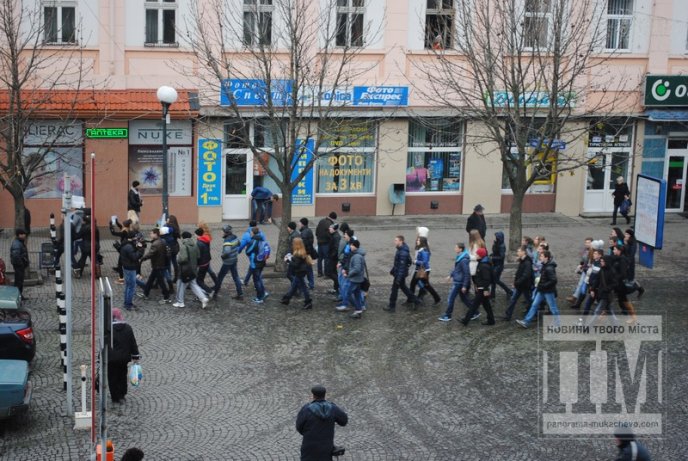 "Банду геть" та  "Ми за ЄС" – школярі Мукачева вийшли на власний мітинг (ФОТО, ВІДЕО) – 01