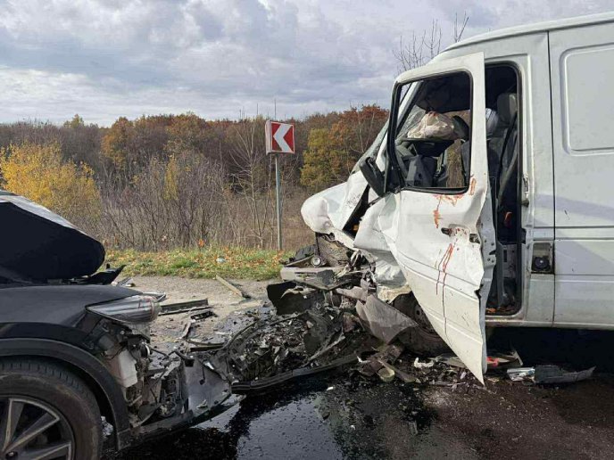 Автотроща на Закарпатті: 5 людей постраждали, серед них — дитина – 01