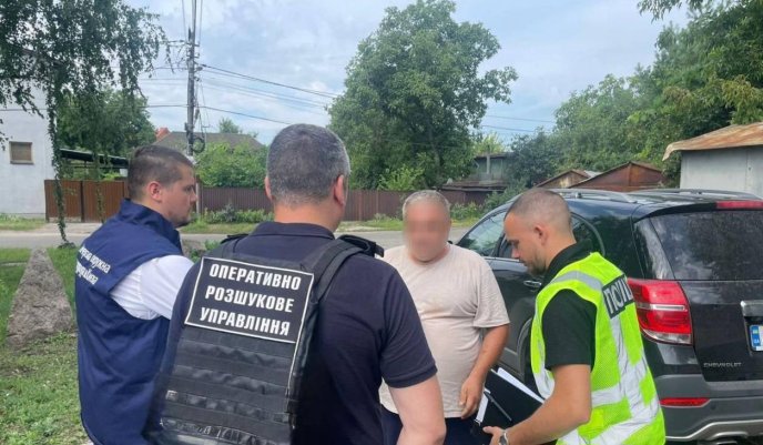 Трьом переправникам, які допомагали чоловікам перетинати кордон, повідомили про підозру – 01