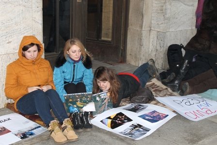 В Ужгороді активісти Євромайдану влаштували лежачий страйк перед будівлею ОДА (ФОТО) – 01