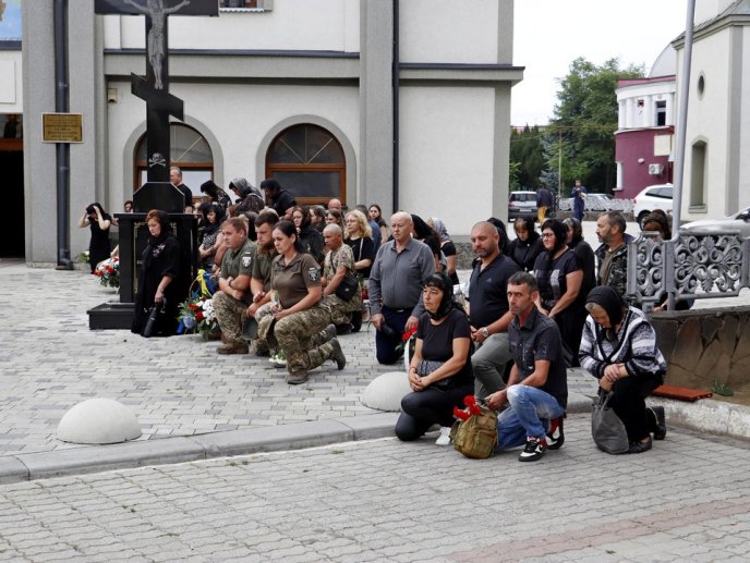 У Мукачеві люди навколішках проводжали Героя в останню дорогу – 02 У Мукачеві люди навколішках проводжали Героя в останню дорогу – 02