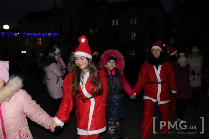 У Мукачеві засяяли вогні головної новорічної ялинки міста – 10