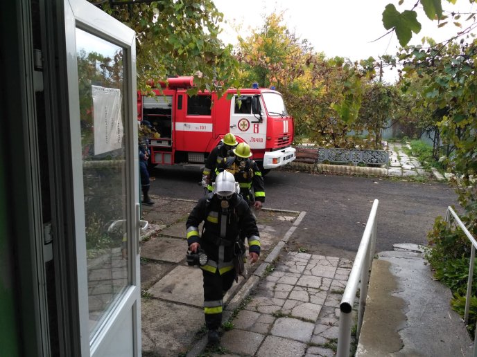 У Тячеві рятувальники ліквідували пожежу на об’єкті з масовим перебуванням людей – 01