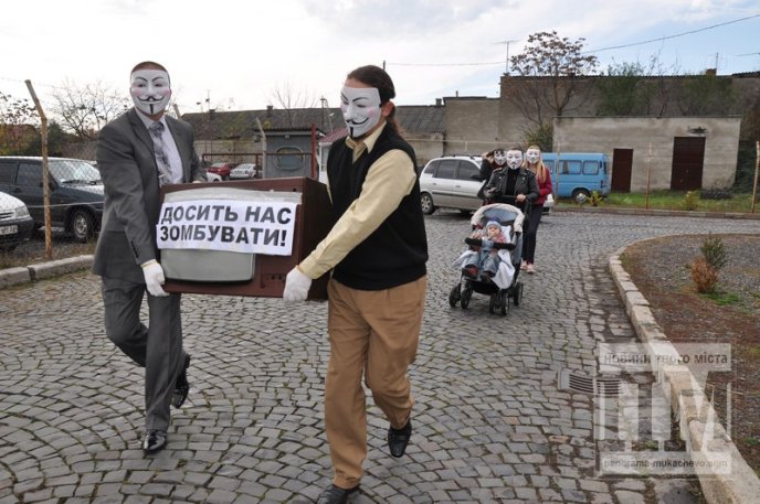 У Мукачеві відбувся соціальний флешмоб, в рамках якого розбили телевізор (ФОТО) – 10