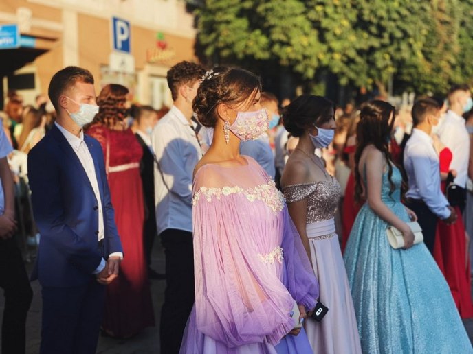 Парад випускників 2020: фото зі святкового дійства – 04