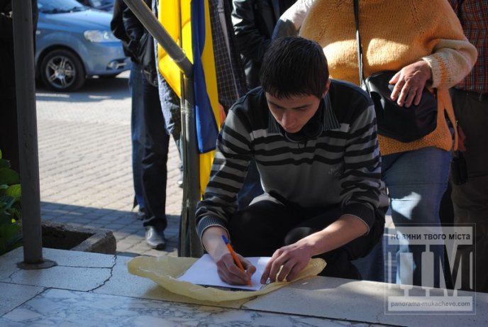 "Правий сектор" разом з Народною Радою пообіцяли заблокувати роботу Мукачівської РДА (ФОТО, ВІДЕО) – 01