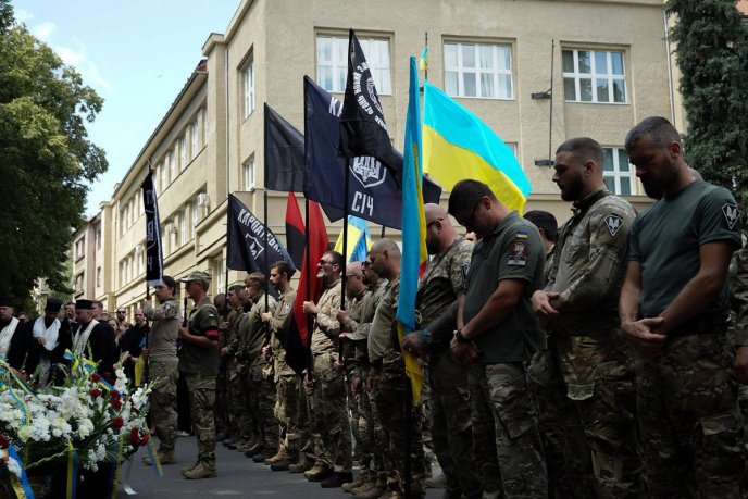 Перед смертю врятував побратимів: Ужгород попрощався із Героєм – 05