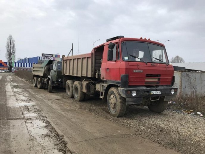 В Ужгороді забудовника оштрафують за те, що вантажівки виїжджали з будівництва із брудними колесами – 12