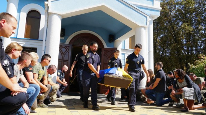 Залишилися дружина та 7-річна донечка: в Мукачеві поховали Героя – 05