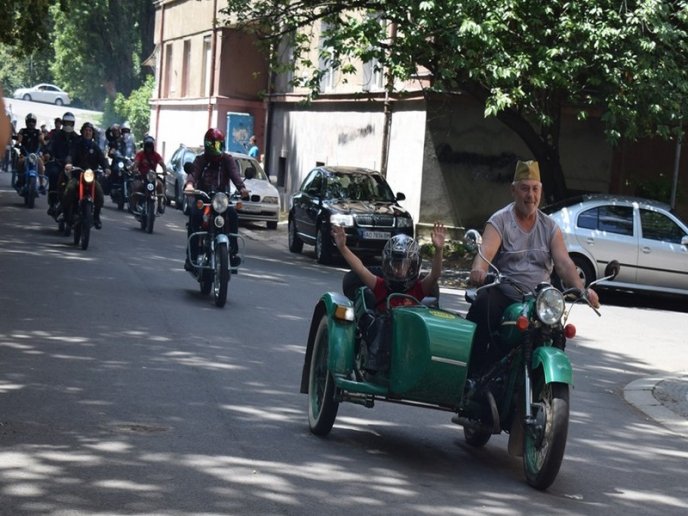 80 ретроавтомобілів і мотоциклів їздили вулицями Ужгорода – 09 80 ретроавтомобілів і мотоциклів їздили вулицями Ужгорода – 09