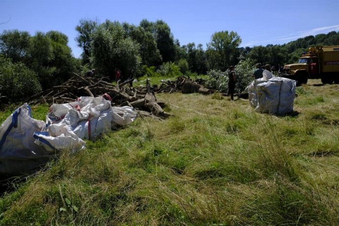 На Закарпатті русла річок очищають від сміттєвих заторів – 11