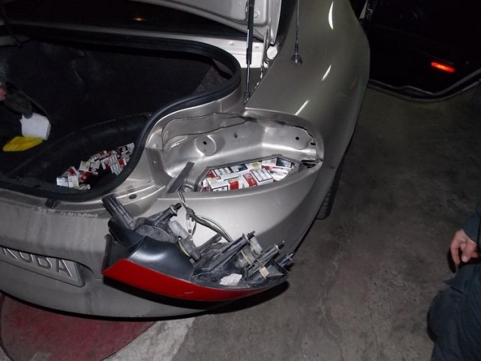 На Чопській митниці прикордонники затримали сигарети та "Додж" вартістю понад 30 тисяч гривень (ФОТО) – 03