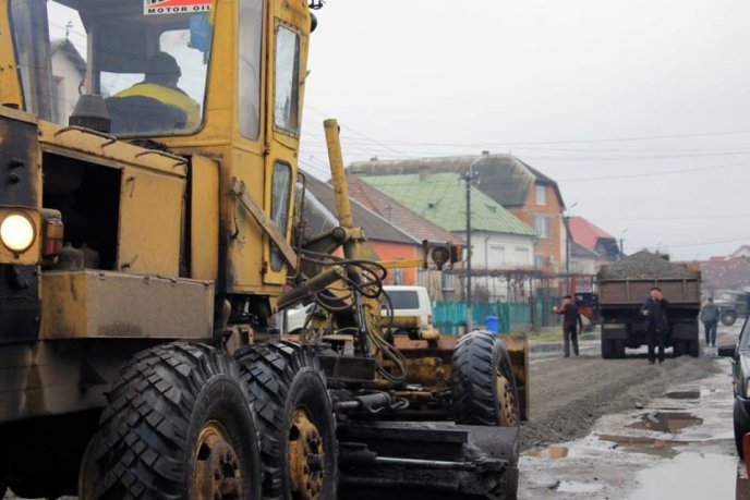 Після доби блокування на Виноградівщині розпочали ремонт дороги  – 09