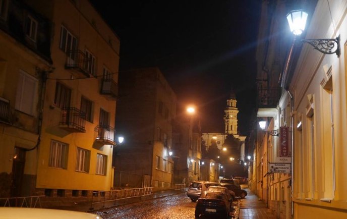 На вулиці Духновича в Ужгороді засвітились ретроліхтарі – 04