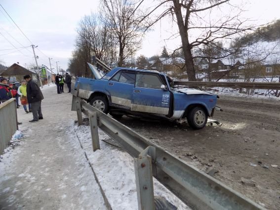 Жахлива ДТП на Рахівщині: зіткнулись автомобілі "Жигулі" та "Hyundai Santa Fe" – 02 Жахлива ДТП на Рахівщині: зіткнулись автомобілі "Жигулі" та "Hyundai Santa Fe" – 02