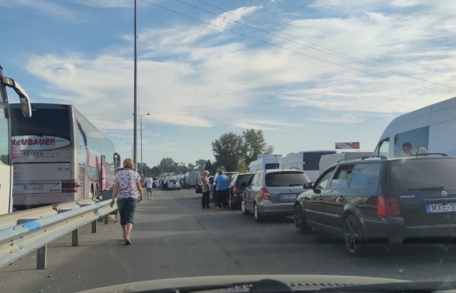 На кордоні із сусідньою країною величезні черги – 05