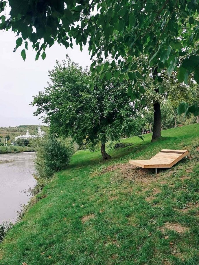 Лавка на набережній річки Латориця