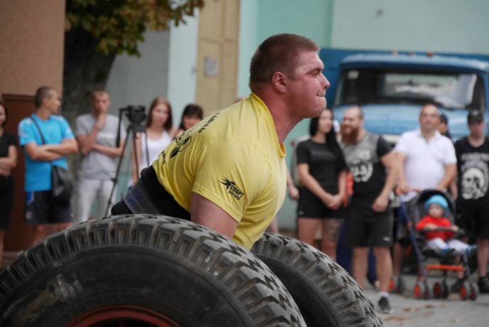 В Ужгороді під дощем змагались силачі – 01 В Ужгороді під дощем змагались силачі – 01