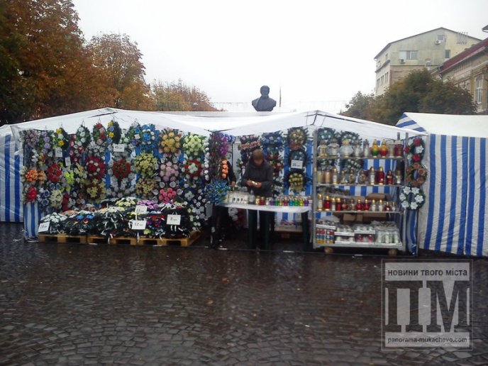 Частина центру Мукачева у вінках та квітах (ФОТО) – 03 Частина центру Мукачева у вінках та квітах (ФОТО) – 03