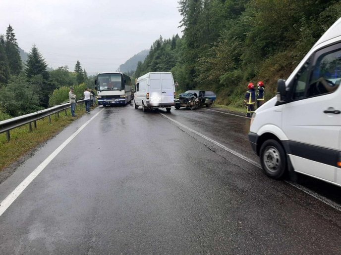 Зіткнулись три машини та автобус "Тячів-Київ". Є постраждалі – 04