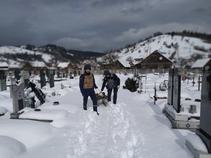Під час викопування могили селяни натрапили на небезпечну знахідку – 04