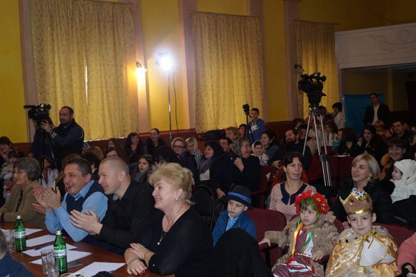 У Тернові малеча з дитсадків і шкіл «заколядувала» гарні призи – 01