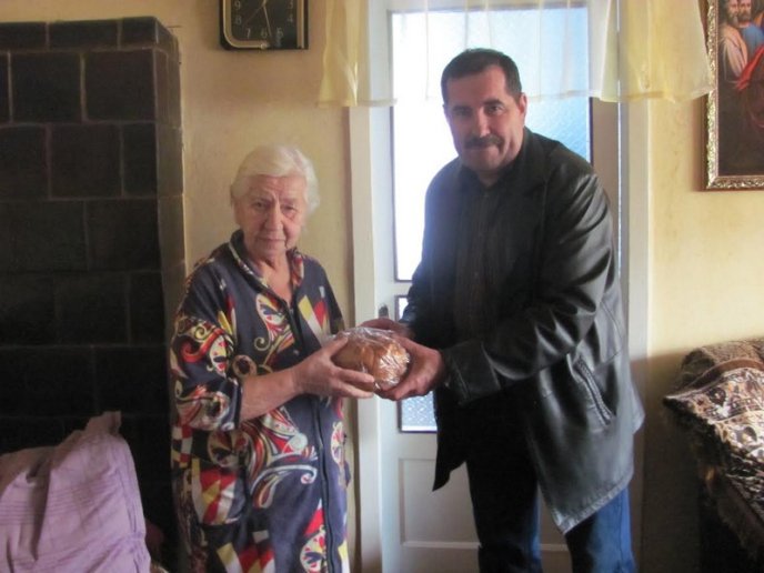 Малозабезпечені, одинокі та хворі мешканці Рахівщини і Тячівщини отримали паски – 04