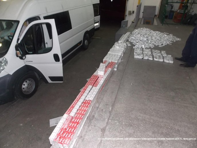 Митники вночі викрили велику партію контрабандних сигарет – 01