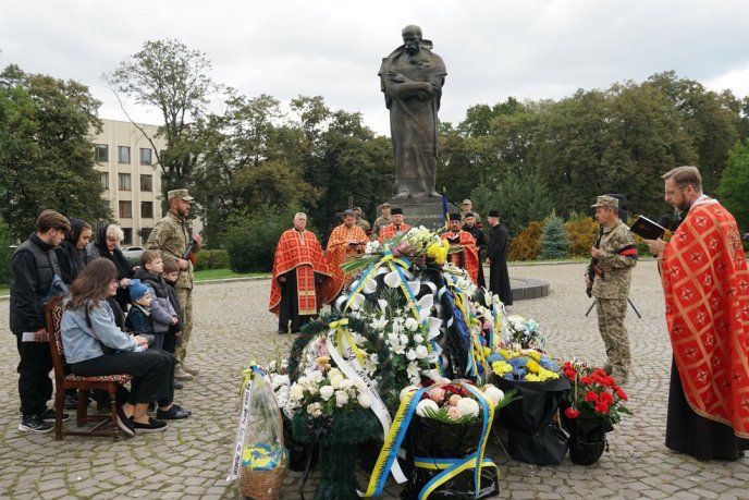 У чоловіка залишилися дружина і троє синів: в обласному центрі поховали захисника – 03