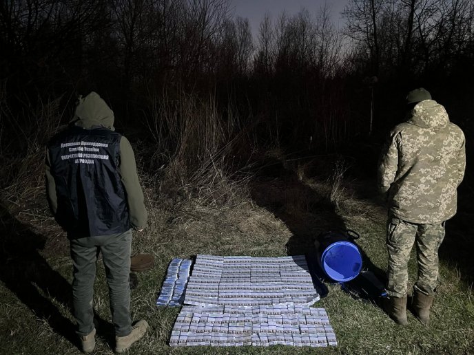 Контрабандний «креатив»: прикордонники розповіли, що знайшли на березі Тиси – 02 Прикордонники виявили контрабандні цигарки і медикаменти