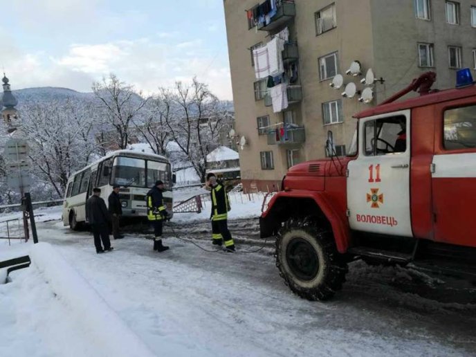 У Воловці рейсовий автобус з’їхав у кювет – 02 У Воловці рейсовий автобус з’їхав у кювет – 02