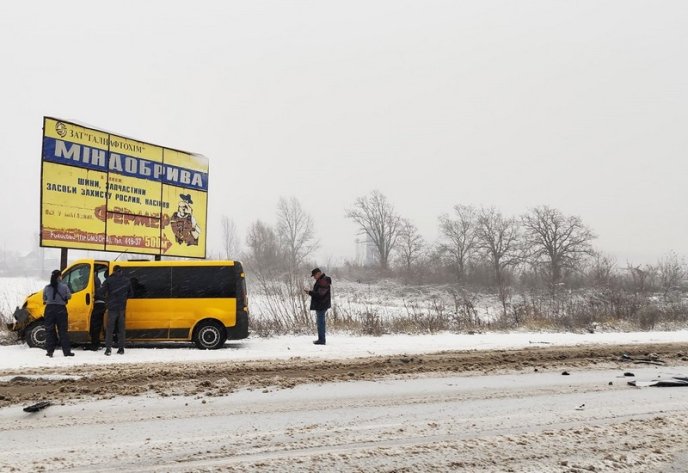 На засніженій дорозі зіткнулись мікроавтобус і легковик – 03
