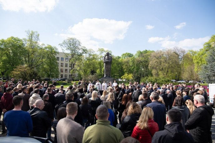 Назавжди залишиться у серцях: сьогодні закарпатці прощалися з 36-річним Героєм – 04 Назавжди залишиться у серцях: сьогодні закарпатці прощалися з 36-річним Героєм – 04