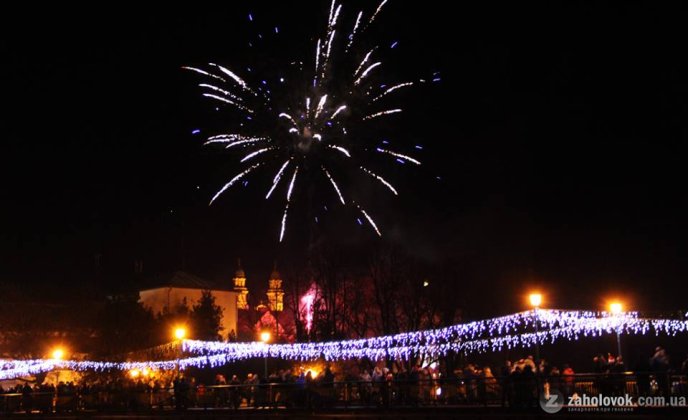 Ужгород зустрів Новий 2019 рік святковими феєрверками  – 07