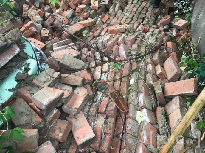 На парковці позаду мукачівської ратуші стіна розтрощила п’ять автівок – 14 На парковці позаду мукачівської ратуші стіна розтрощила п’ять автівок – 14