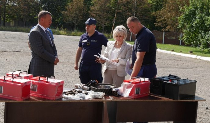 Рятувальників 2-річної дитини, яка ледь не вистрибнула з балкону, сьогодні нагородили – 02