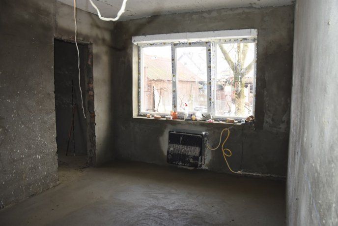Іршавчани спільними зусиллями ремонтують квартиру, яка вигоріла вщент – 04 Іршавчани спільними зусиллями ремонтують квартиру, яка вигоріла вщент – 04