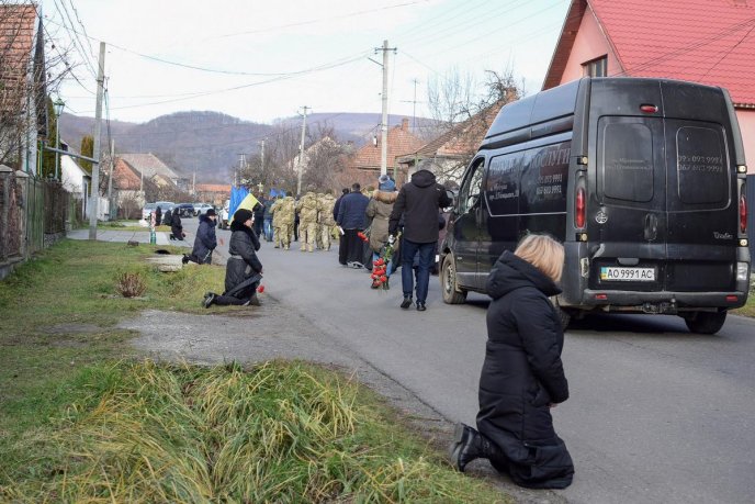 Чинадіївська громада сьогодні попрощалась із полеглим Героєм – 04 Чинадіївська громада сьогодні попрощалась із полеглим Героєм – 04