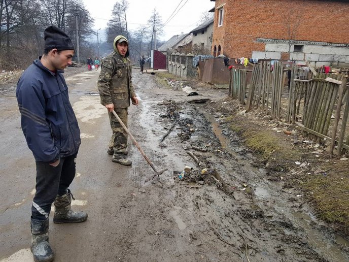 У Великому Березному роми влаштували велике прибирання на своїх прибудинкових територіях – 01 У Великому Березному роми влаштували велике прибирання на своїх прибудинкових територіях – 01