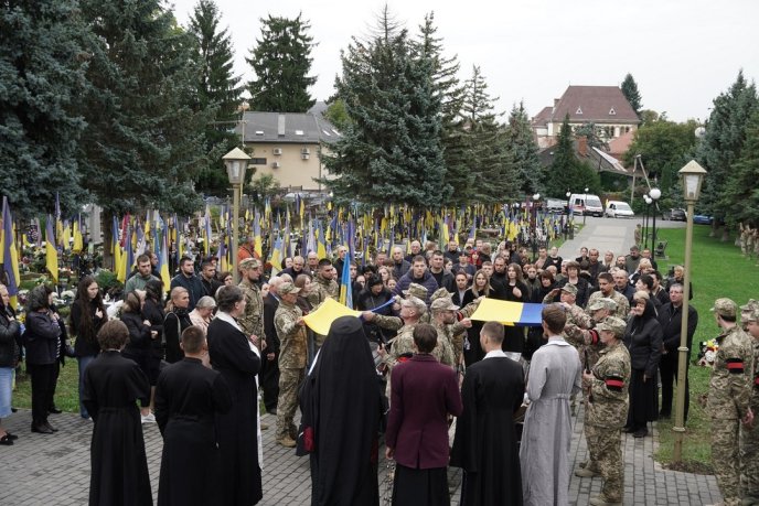 Ужгород попрощався із двома захисниками, які загинули в один день – 06