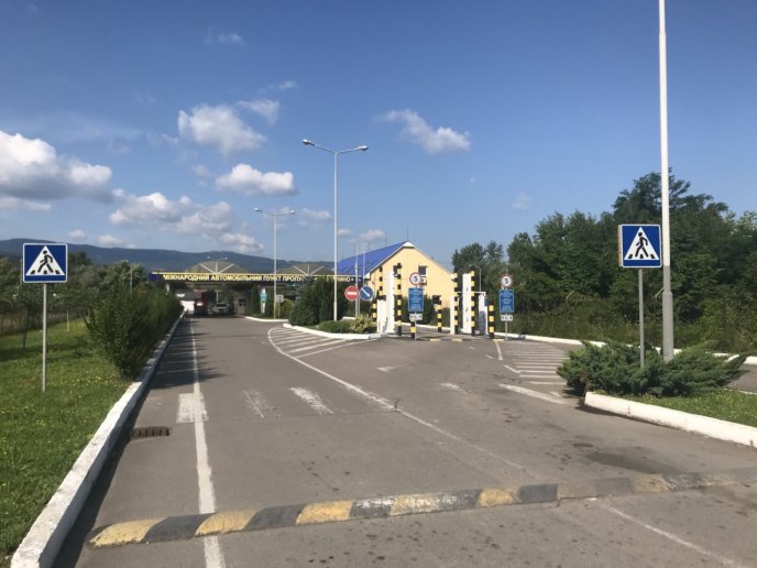 Чоловік «підкачав» колеса «BMW X3» сигаретами – 03