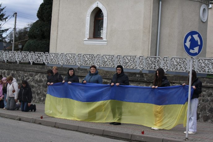 На Хустщині прощалися із захисником, який отримав уламкове поранення – 04 На Хустщині прощалися із захисником, який отримав уламкове поранення – 04